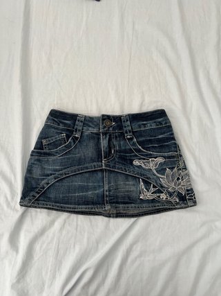 Minifalda vaquera con bordados