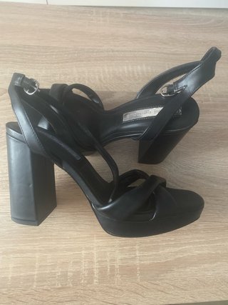 Sandalias tacón Pull&Bear negras talla 38
