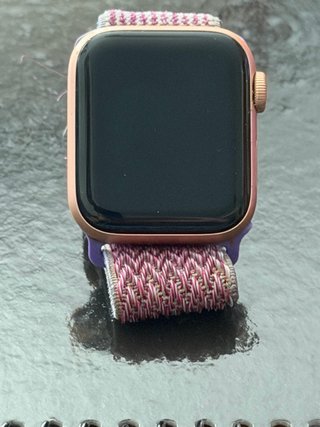 Apple Watch A2351 Rosado y cargador portatil