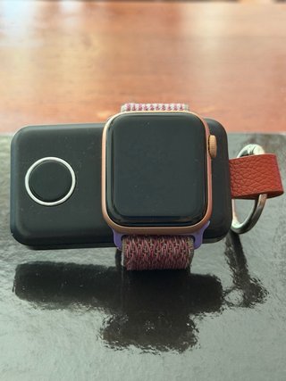 Apple Watch A2351 Rosado y cargador portatil