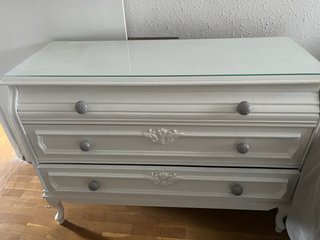 Cómoda de madera blanca con cristal