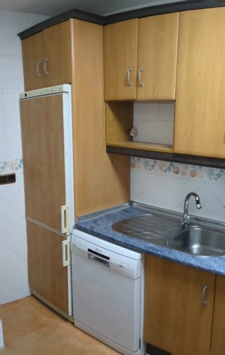 Cocina de madera con armarios