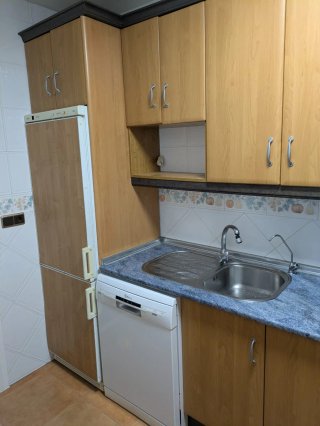 Cocina de madera con armarios