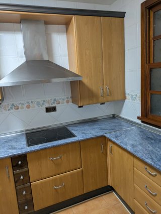 Cocina de madera con armarios