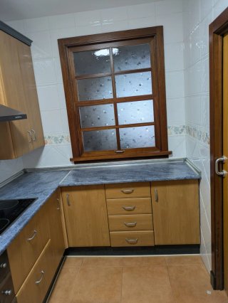 Cocina de madera con armarios