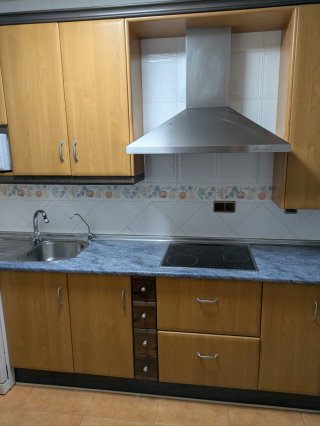 Cocina de madera con armarios