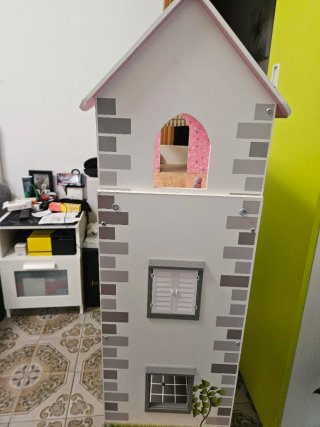 Casita de muñecas de madera