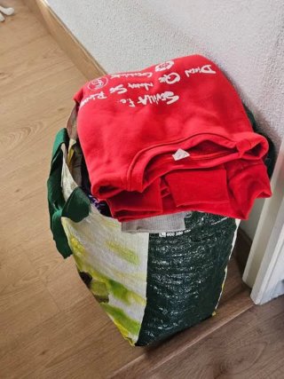 Bolsa de ropa variada, invierno verano etc .