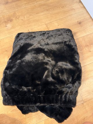 Abrigo pelo Bershka negro con capucha