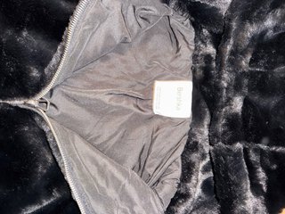 Abrigo pelo Bershka negro con capucha