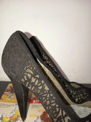 Zapatos de tacón negros con encaje