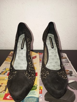 Zapatos de tacón negros con encaje