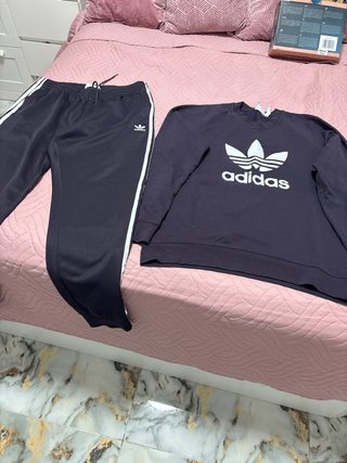 Chándal Adidas morado oscura solo una puesta