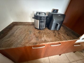 Cocina entera con encimera de cuarzo