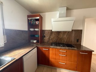 Cocina entera con encimera de cuarzo