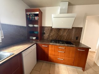 Cocina entera con encimera de cuarzo