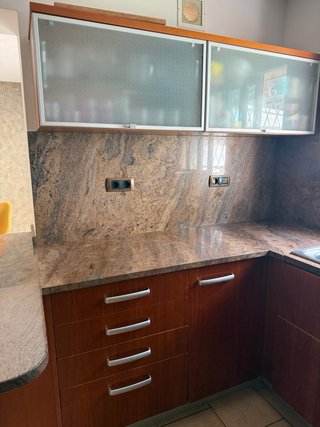 Cocina entera con encimera de cuarzo