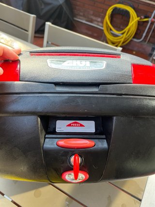Baúl moto Givi Simply