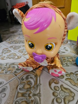 Muñeca con Pelo Morado y Ojos Corazón
