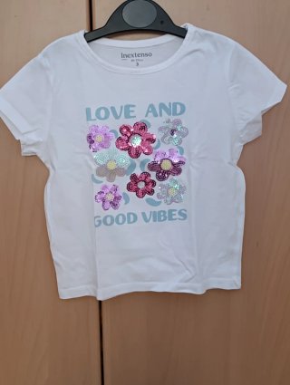 Camiseta Love and Good Vibes con flores
