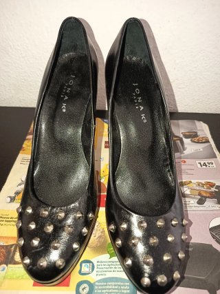 Zapatos de tacón negros con tachuelas doradas