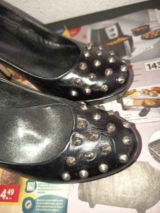 Zapatos de tacón negros con tachuelas doradas
