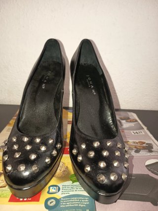 Zapatos de tacón negros con tachuelas doradas