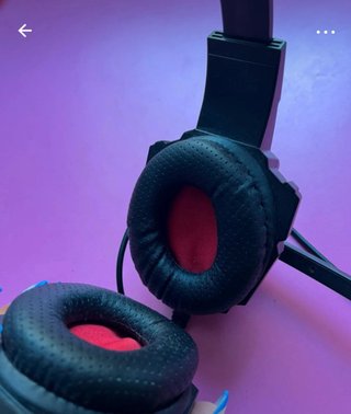 Auriculares gaming negros y rojos