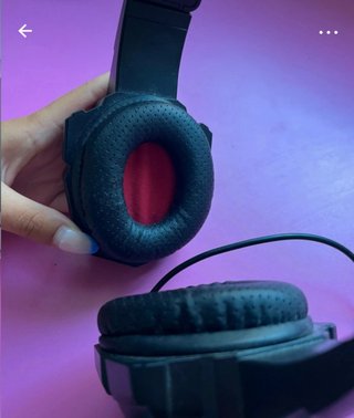 Auriculares gaming negros y rojos