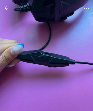 Auriculares gaming negros y rojos