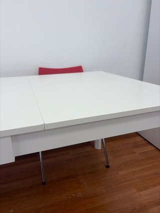 Mesa de comedor blanca de madera