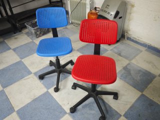 2 Sillas de Oficina con Ruedas (Azul y Roja)