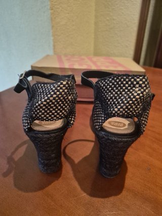 Cuñas Negras Gioseppo Talla 40