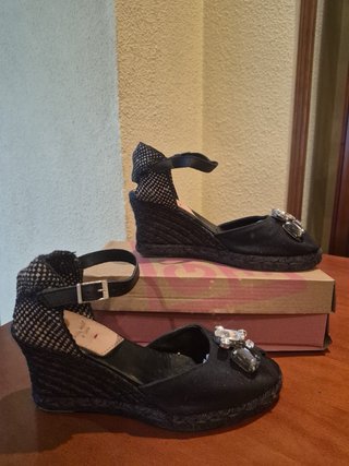 Cuñas Negras Gioseppo Talla 40