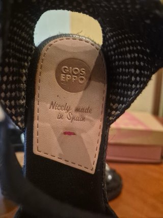 Cuñas Negras Gioseppo Talla 40