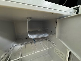 Mini nevera blanca compacta