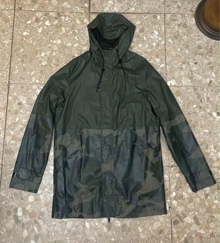 Chubasquero Verde con Estampado Camuflaje