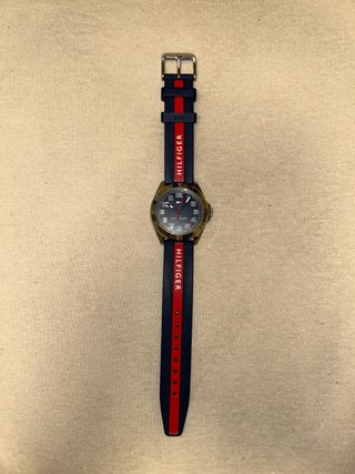 Reloj Tommy Hilfiger Azul y Rojo