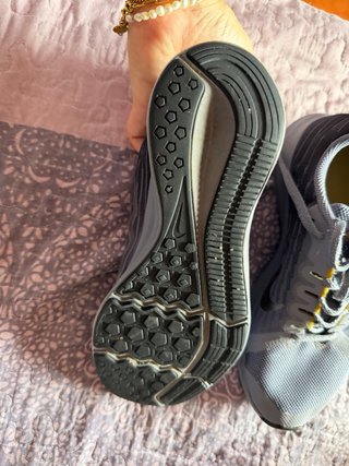 Zapatillas Nike grises y amarillas