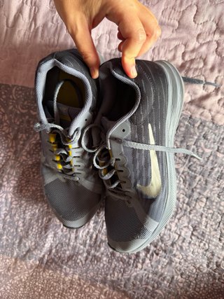 Zapatillas Nike grises y amarillas