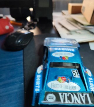 Modellino auto da corsa blu