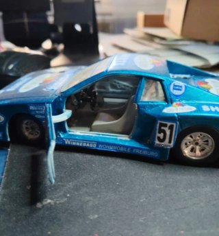 Modellino auto da corsa blu