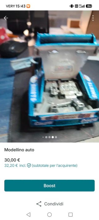 Modellino auto da corsa blu