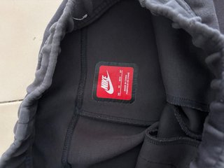 Pantalón Nike Tech Fleece Gris