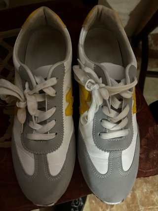 Botines grises y blancos