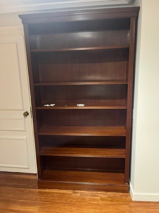 Estantería de madera oscura