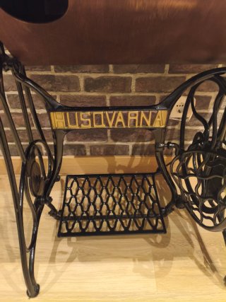 OFERTÓN.Máquina de coser Husqvarna con mueble.