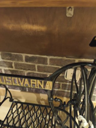 OFERTÓN.Máquina de coser Husqvarna con mueble.