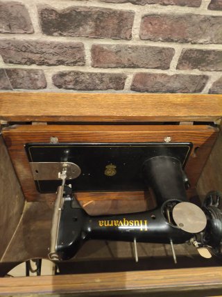 OFERTÓN.Máquina de coser Husqvarna con mueble.