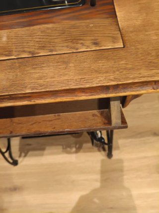 OFERTÓN.Máquina de coser Husqvarna con mueble.